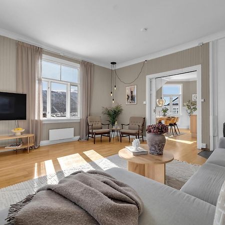Lovely City Center Apartment With Amazing Views And Free Parking! Tromsø Zewnętrze zdjęcie